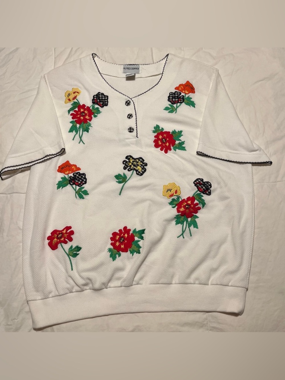 Alfred Dunner Large White Short Sleeve Pullover with Embroidered Floral Design